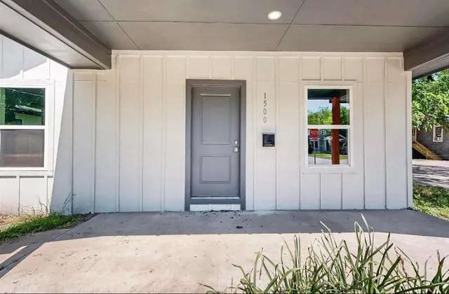 $2,300 | 1500 West Collin Street, Corsicana, TX 75110