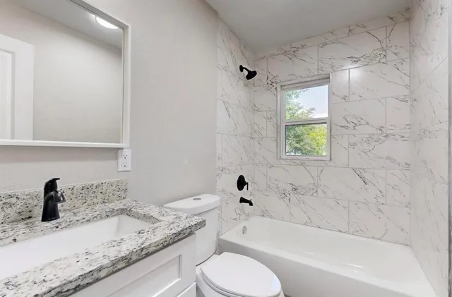 $2,300 | 1500 West Collin Street, Corsicana, TX 75110