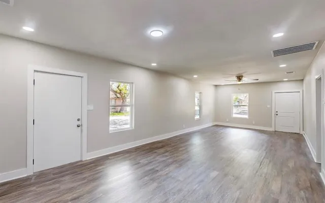 $2,300 | 1500 West Collin Street, Corsicana, TX 75110