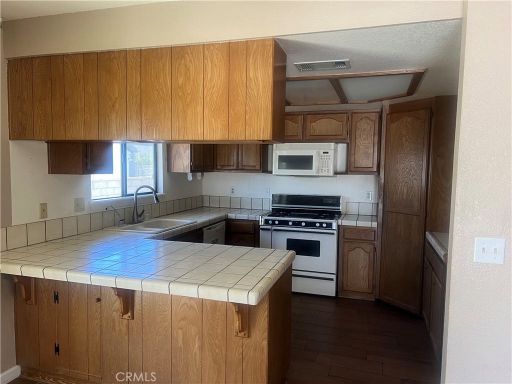 26682 Mainsail Lane Helendale, CA 92342 - Photo 5 of 13 a kitchen with a stove and a refrigerator