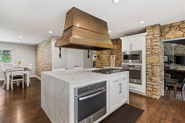 $1,999,999 | 2807 Northeast 78th Street, Kansas City, MO 64119