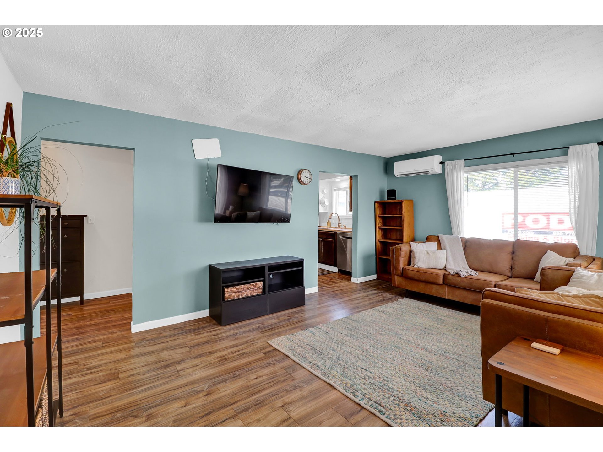 600 West N Street Springfield, OR 97477 - Photo 3 of 29 a living room with furniture and a flat screen tv