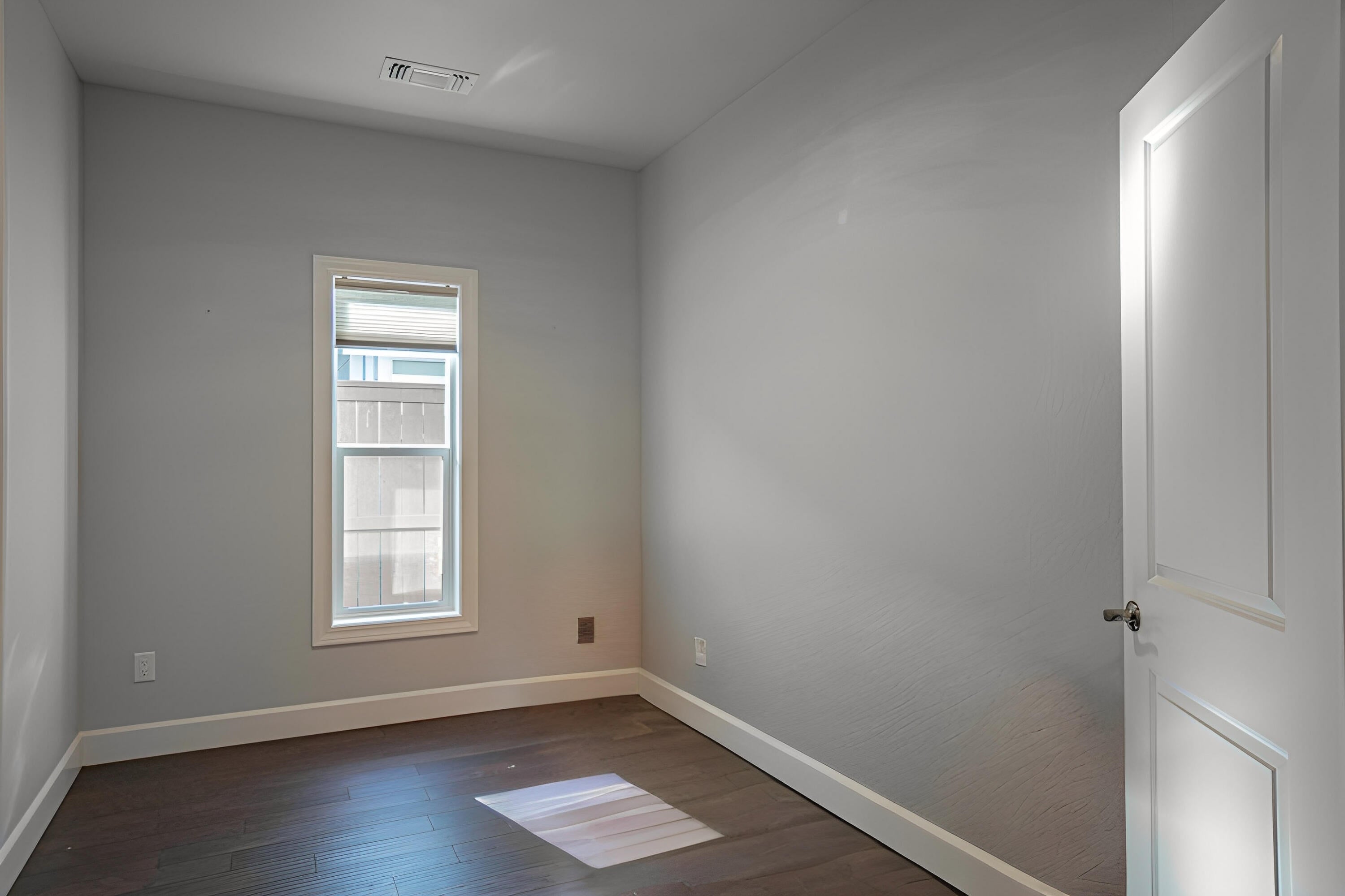 451 South Haskell Street Central Point, OR 97502 - Photo 12 of 30 Office Room 1