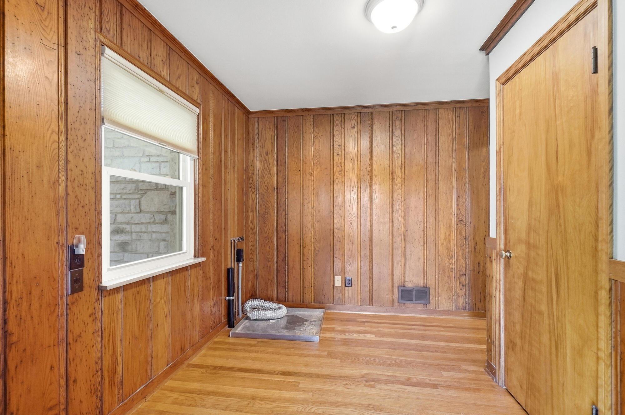 559 Enfield Road Columbus, OH 43209 - Photo 19 of 33 The den has had a first floor laundry hook up added to it for convenience and this could serve double duty as a home office too.
