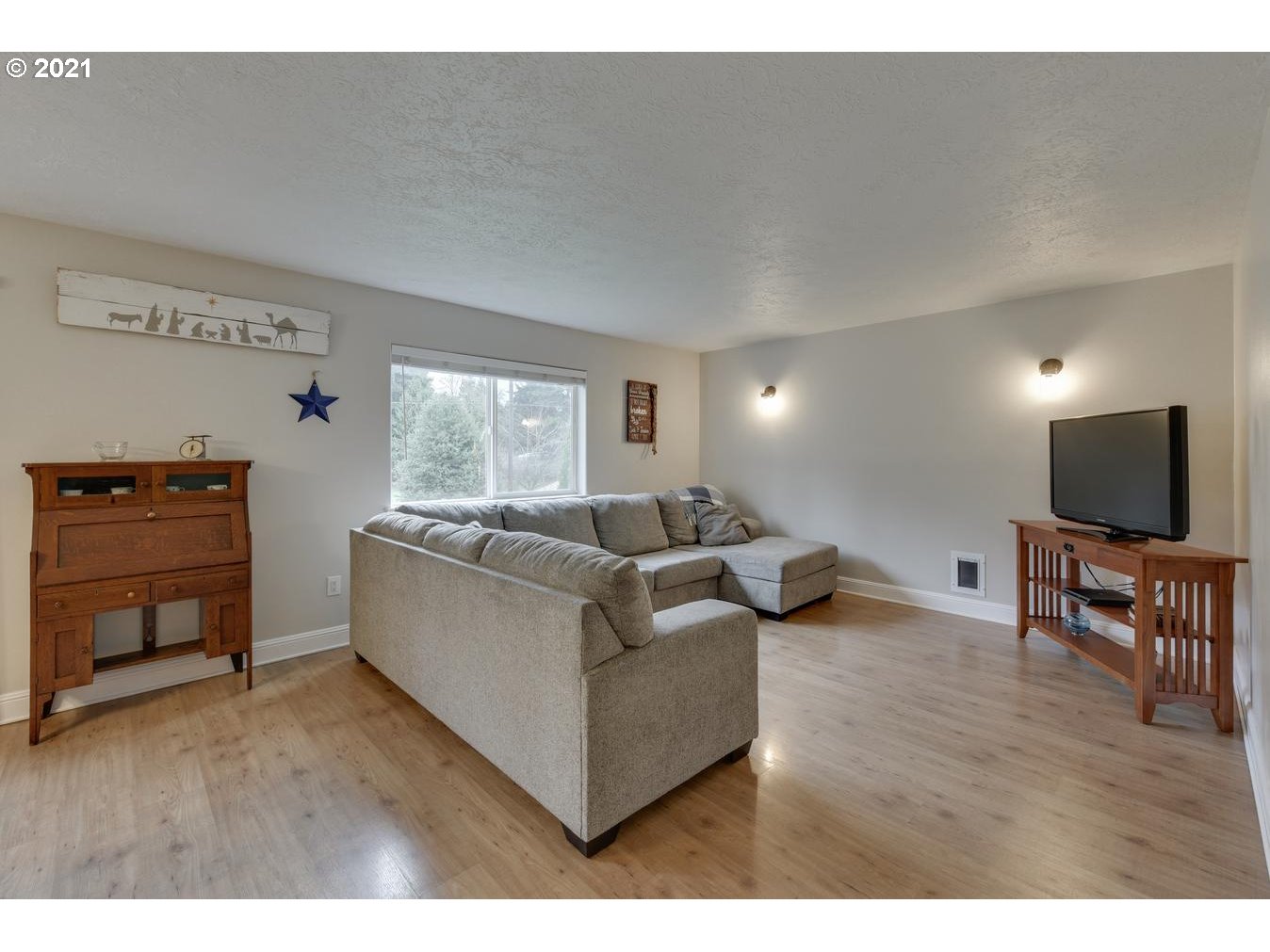 39392 Amherst Street Sandy, OR 97055 - Photo 3 of 30 a living room with furniture and a flat screen tv