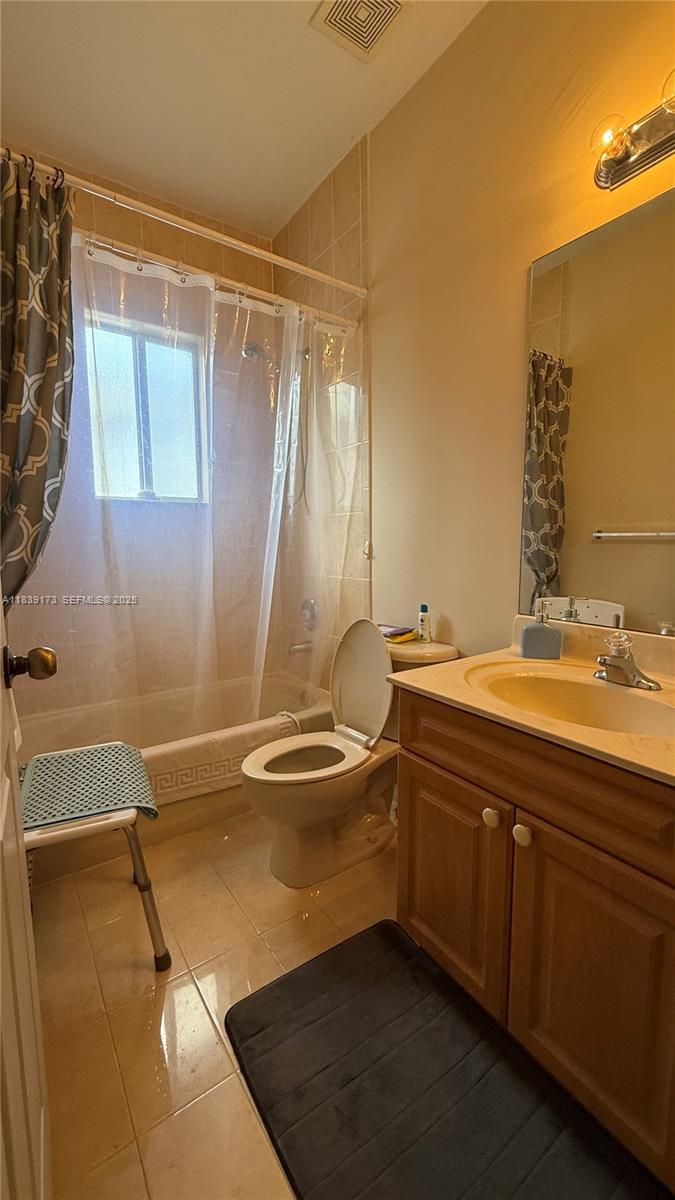 232 Southeast 32nd Terrace Homestead, FL 33033 - Photo 8 of 11 a bathroom with a sink and a bathtub
