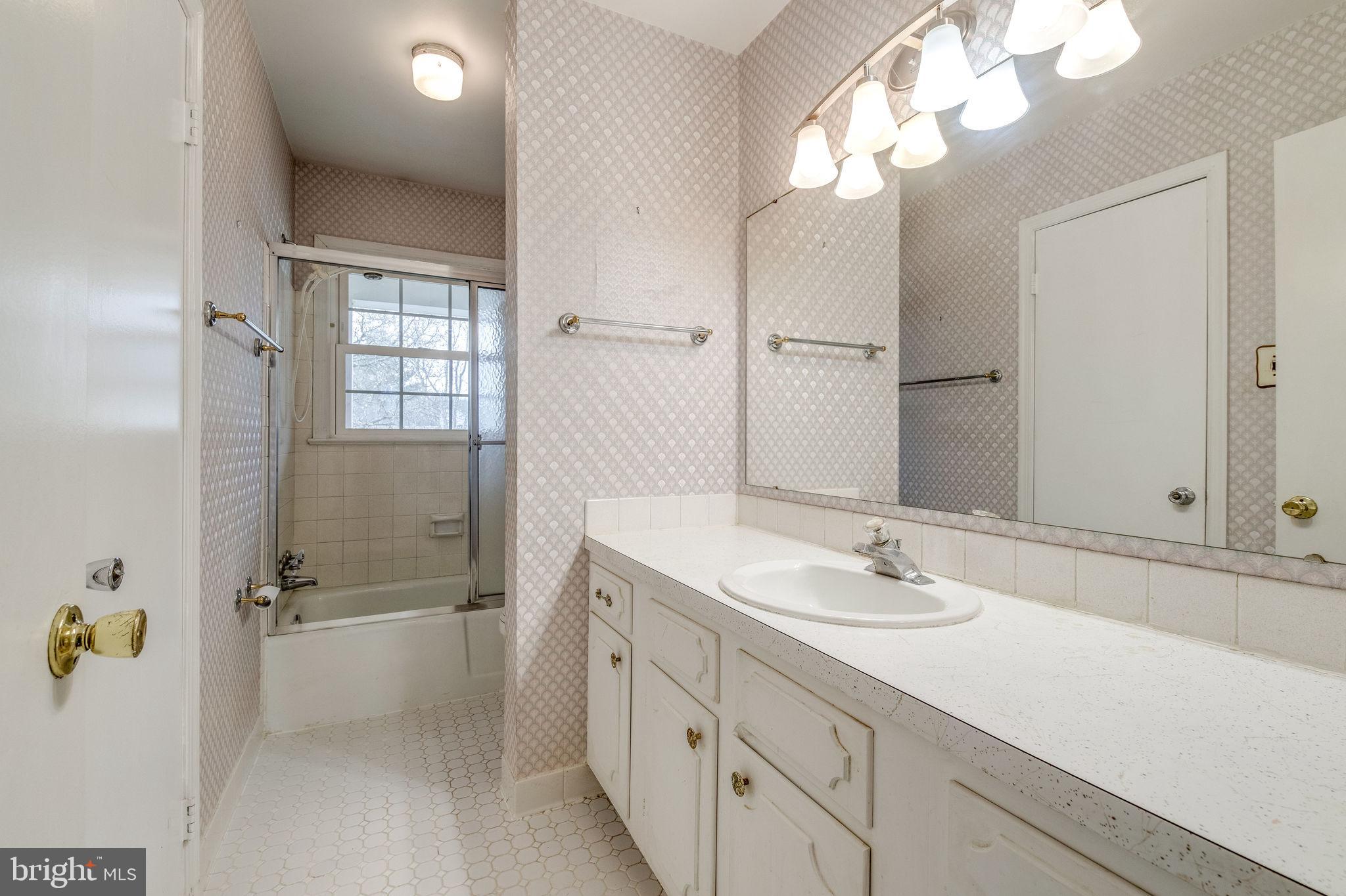 7723 Hayfield Road Alexandria, VA 22315 - Photo 13 of 28 Full bath on main level