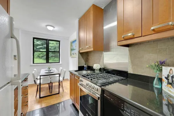 $215,000 | 735 Kappock Street, Unit 2F | Spuyten Duyvil