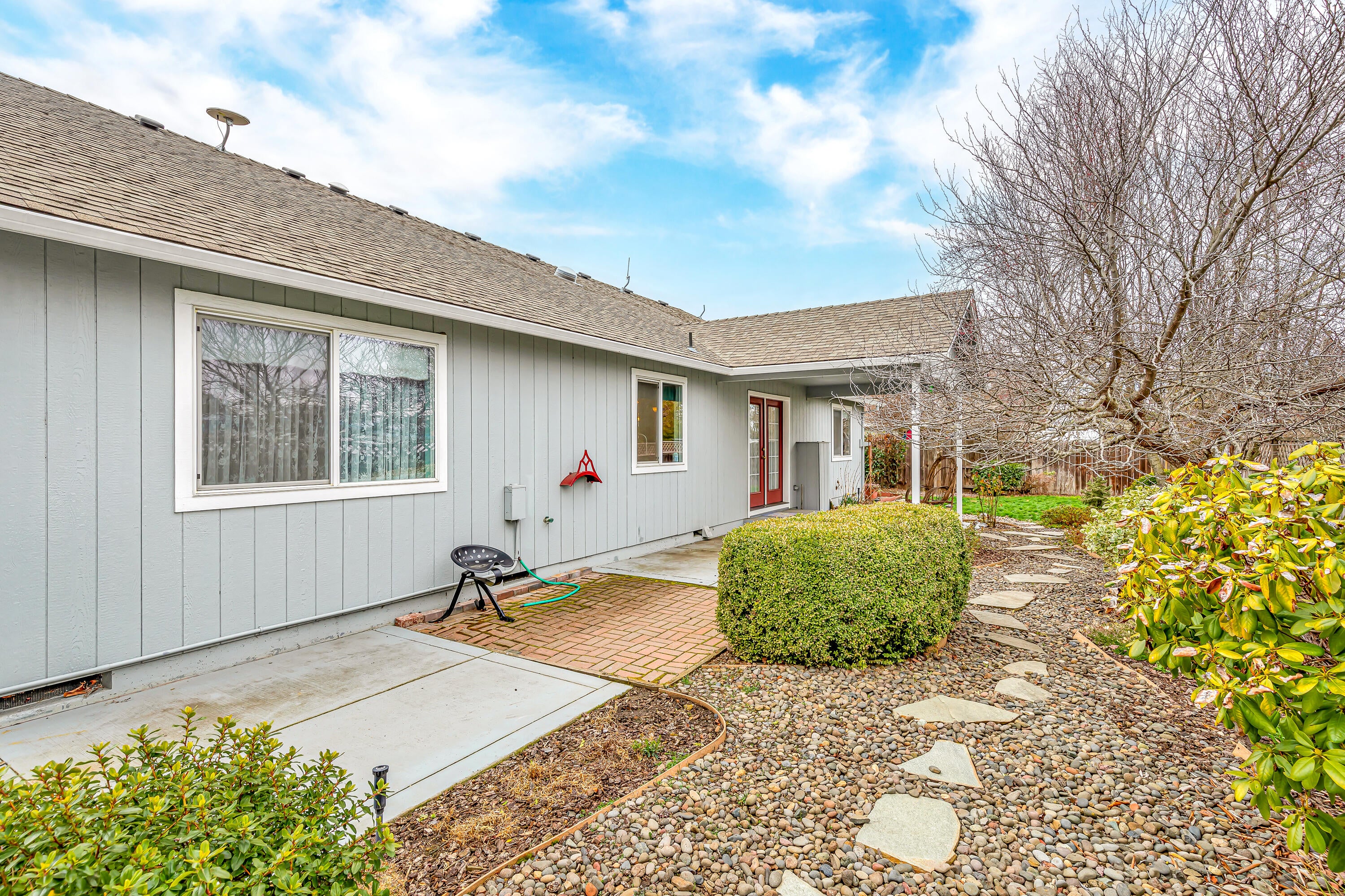 2649 Rabun Way Central Point, OR 97502 - Photo 3 of 39 9R9A3155