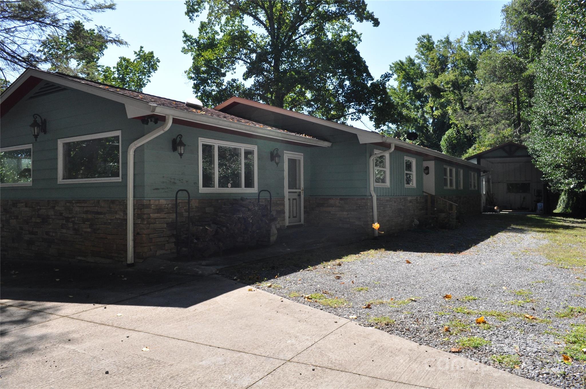 502 Meadowlark Drive Tryon, NC 28782 - Photo 7 of 40 a backyard of a house
