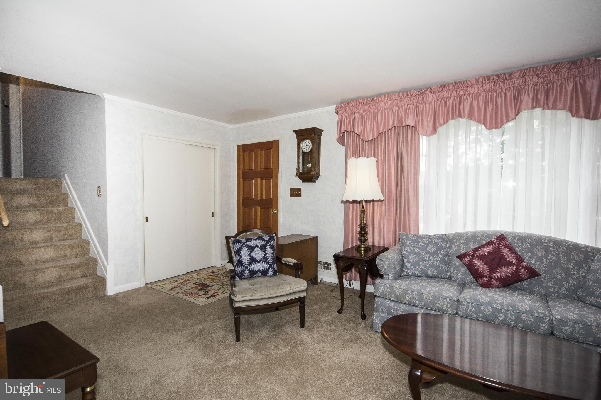 107 Croftley Road Lutherville-Timonium, MD 21093 - Photo 4 of 28 Living Room