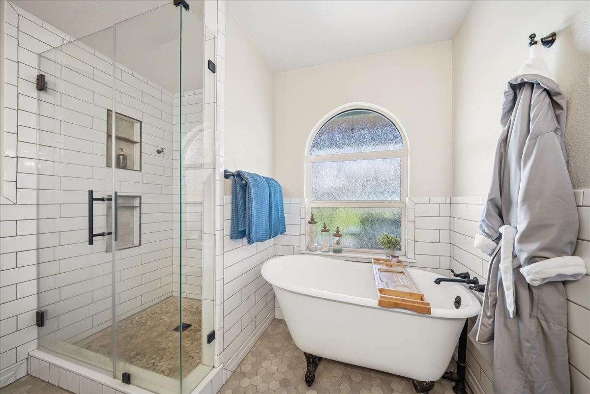 9777 Tavernor Road Wilton, CA 95693 - Photo 25 of 59 a bath tub sitting next to a bathroom