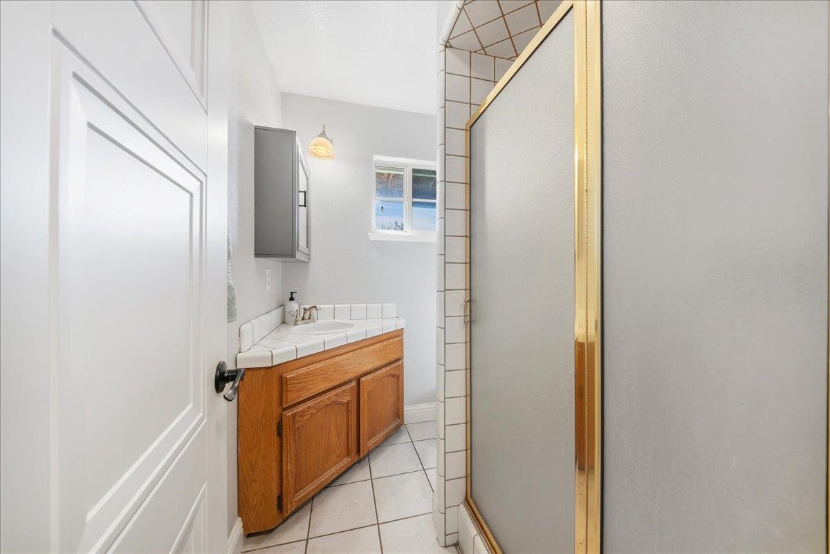 9777 Tavernor Road Wilton, CA 95693 - Photo 29 of 59 a bathroom with a sink a mirror and a bathtub