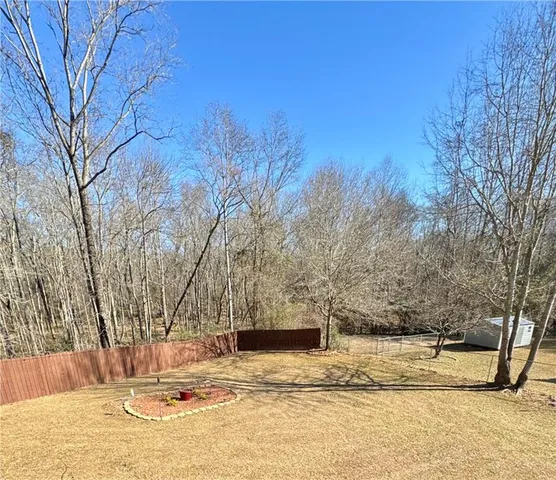 a view of back yard of the house