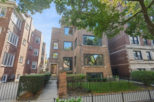 $695,000 | 1133 West Pratt Boulevard, Unit 2, Chicago, IL 60626
