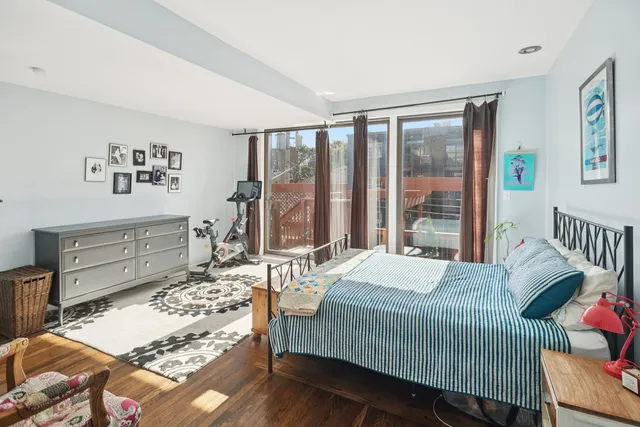 $695,000 | 1133 West Pratt Boulevard, Unit 2, Chicago, IL 60626
