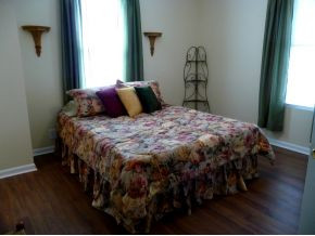 1610 Spring Street Kingsport, TN 37664 - Photo 6 of 12 Master bedroom on main level