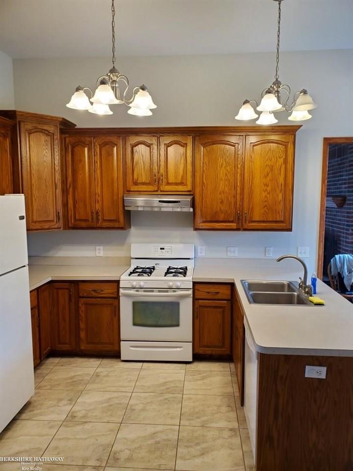 858 Kinney Road Memphis, MI 48041 - Photo 8 of 36 Solid oak cabinets w/ extra tall uppers. Kitchen sink in peninsula/snack bar that overlooks the nook and full view of back yard and patio
