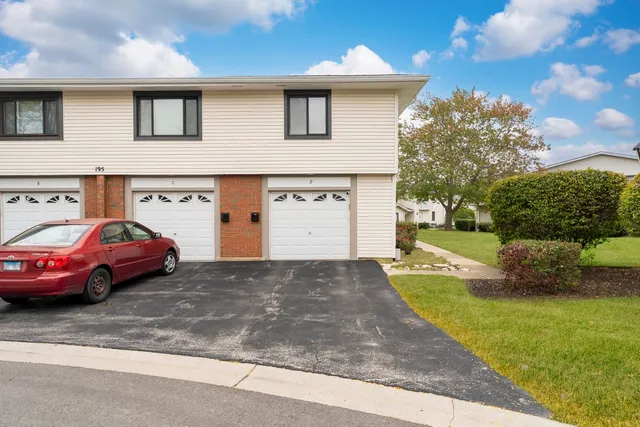 $245,000 | 195 Duxbury Court, Unit D, Bloomingdale, IL 60108