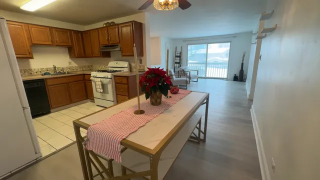 $245,000 | 195 Duxbury Court, Unit D, Bloomingdale, IL 60108