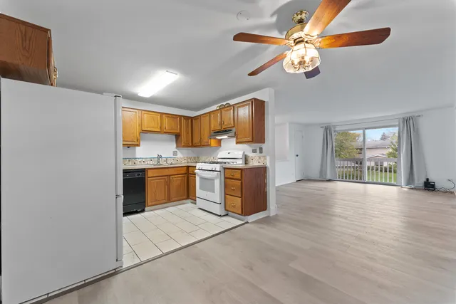 $245,000 | 195 Duxbury Court, Unit D, Bloomingdale, IL 60108