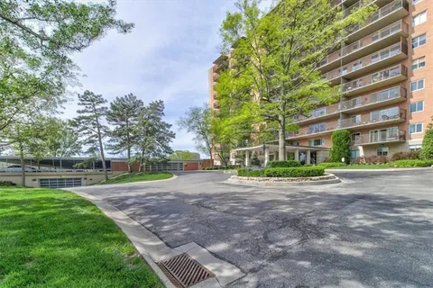 $304,950 | 4550 Warwick Boulevard, Unit 210211, Kansas City, MO 64111