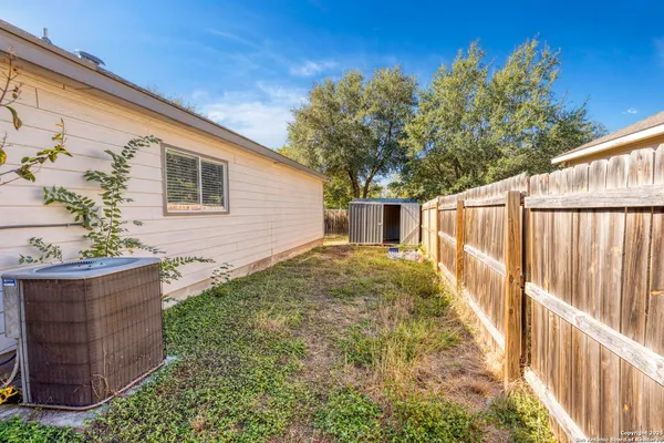 a view of a backyard