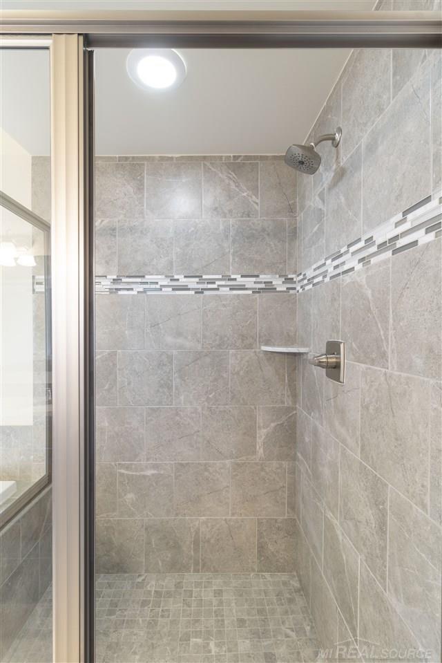2940 Andlaur Drive Rochester, MI 48307 - Photo 21 of 28 Master Bath