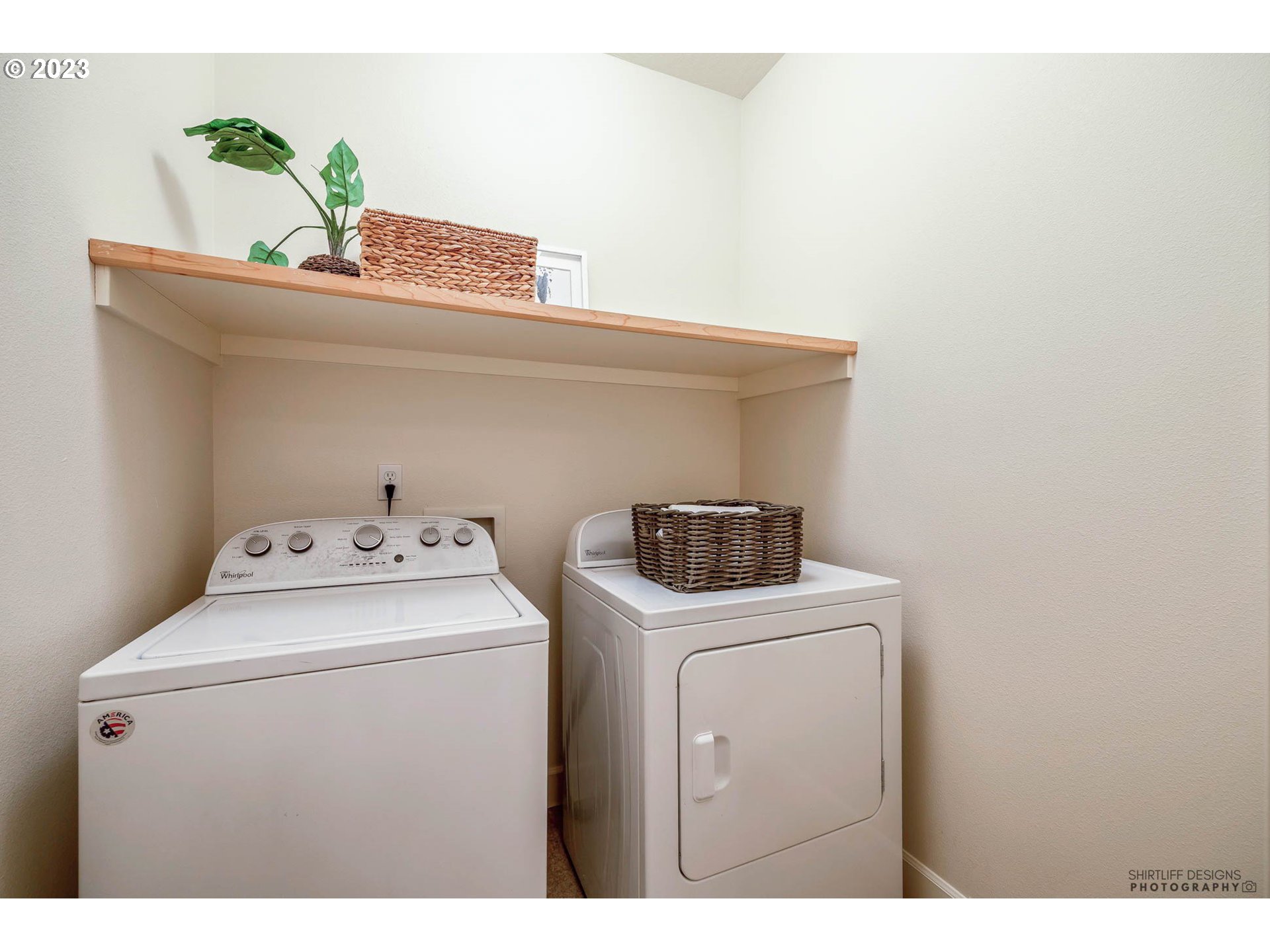 84 Federal Lane Eugene, OR 97404 - Photo 17 of 32 a utility room with dryer and washer