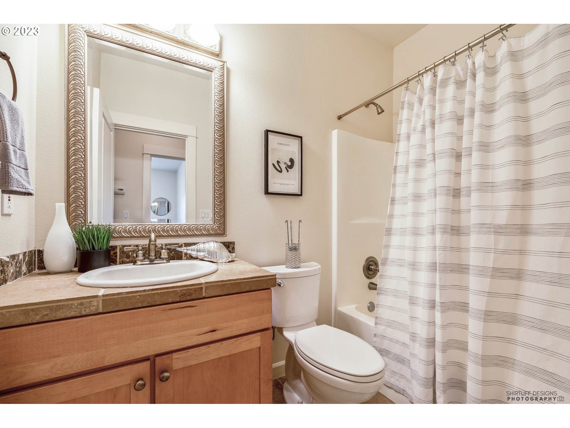 84 Federal Lane Eugene, OR 97404 - Photo 20 of 32 a bathroom with a sink and a mirror