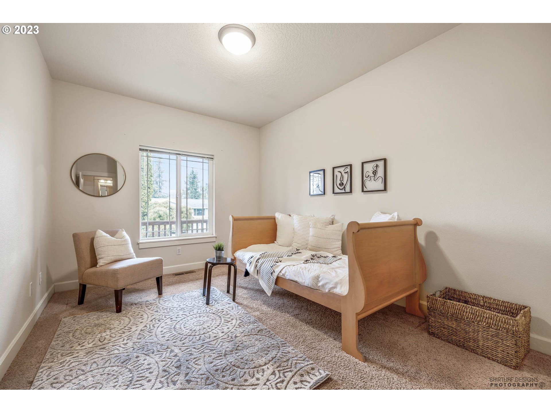 84 Federal Lane Eugene, OR 97404 - Photo 22 of 32 a living room with furniture and a window