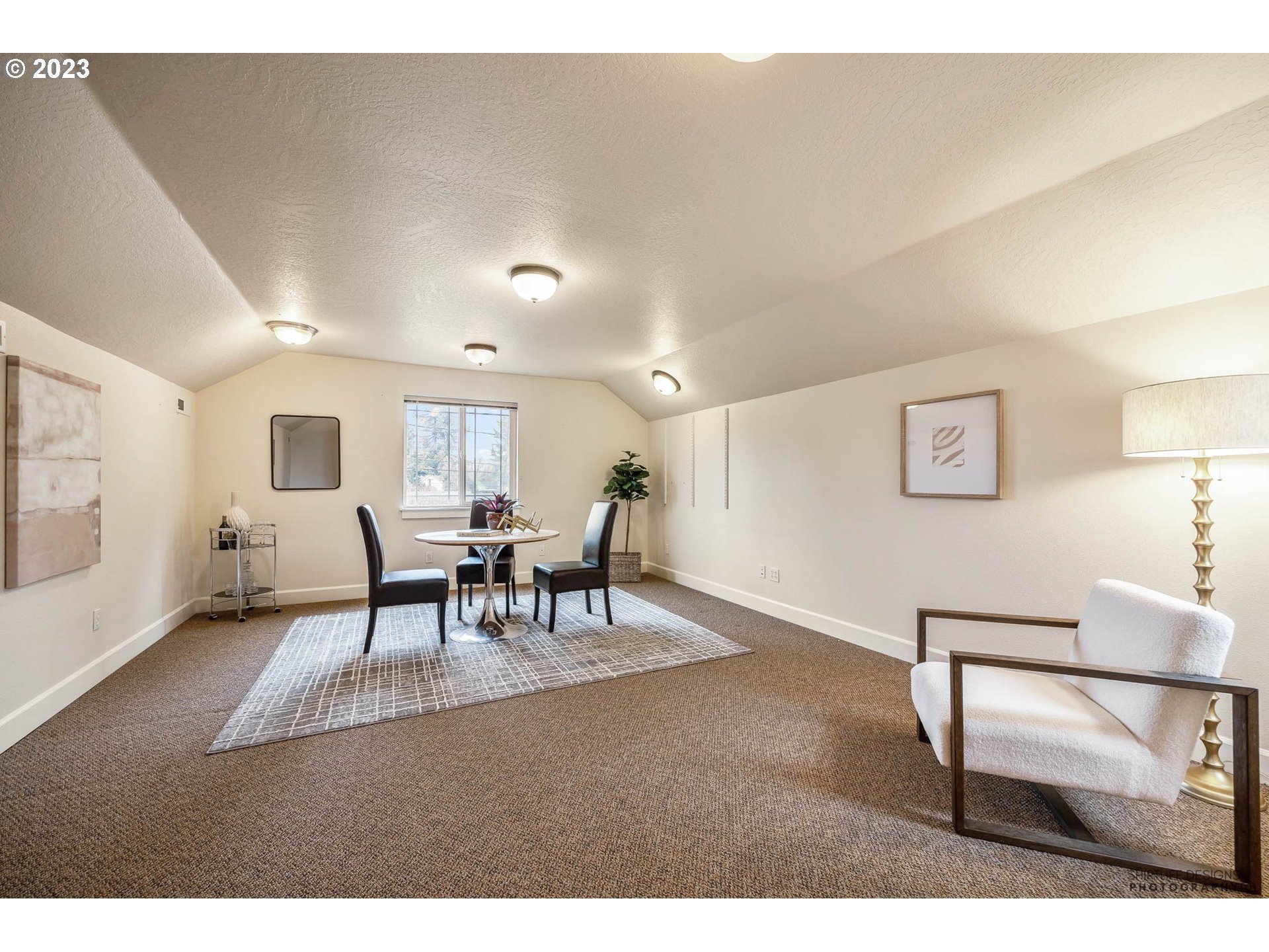 84 Federal Lane Eugene, OR 97404 - Photo 25 of 32 a living room with furniture and a table