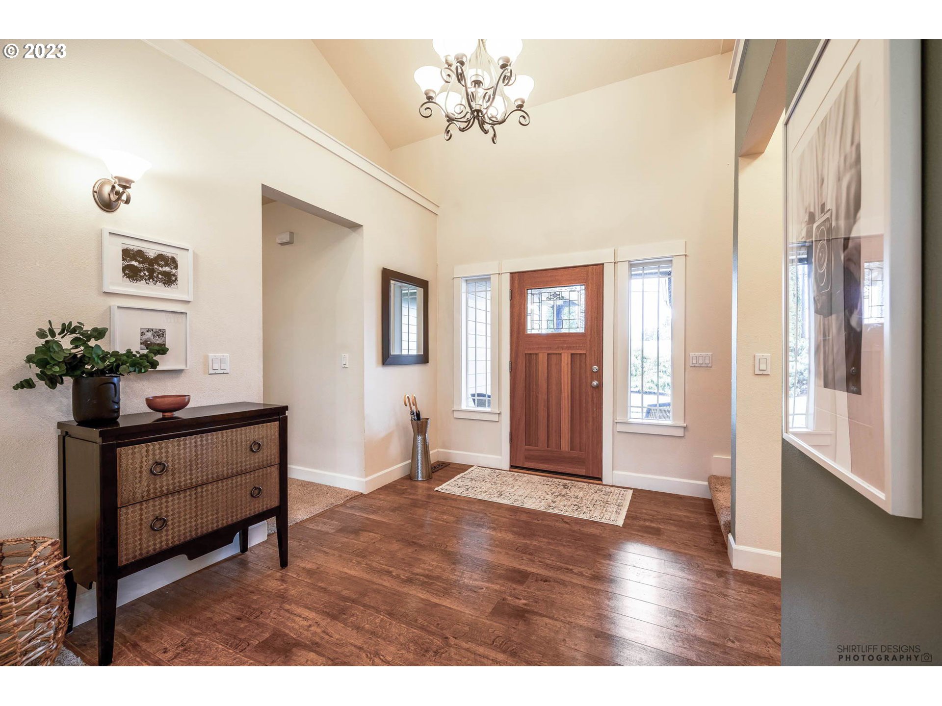 84 Federal Lane Eugene, OR 97404 - Photo 4 of 32 a living room with furniture and a window