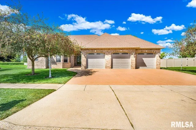 $355,000 | 303 Sycamore Trail, Chillicothe, IL 61523