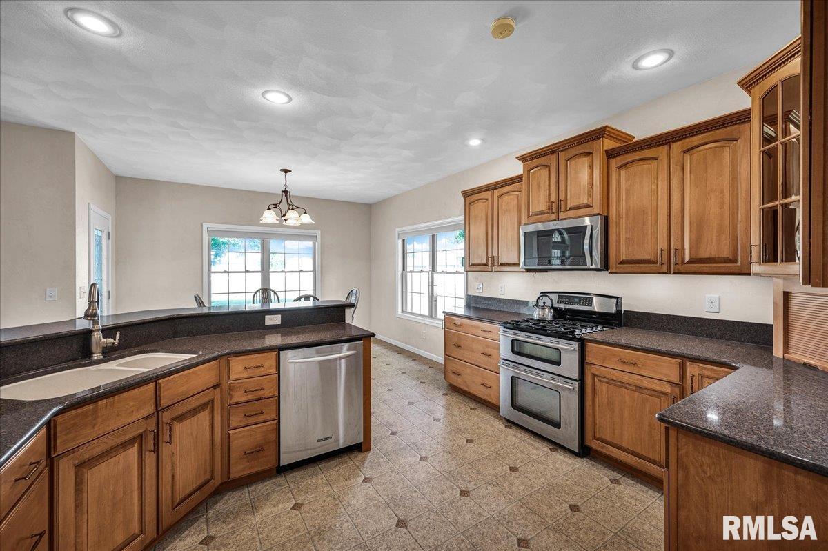 303 Sycamore Trail Chillicothe, IL 61523 - Photo 11 of 44