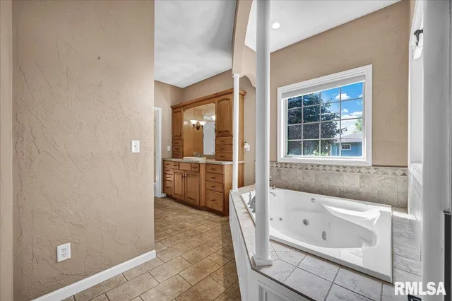 $355,000 | 303 Sycamore Trail, Chillicothe, IL 61523