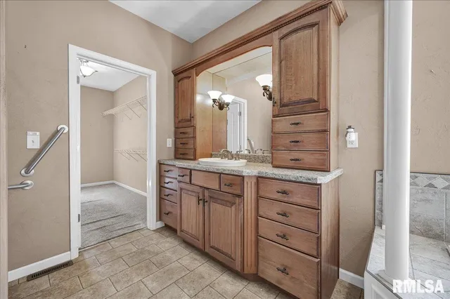 $355,000 | 303 Sycamore Trail, Chillicothe, IL 61523