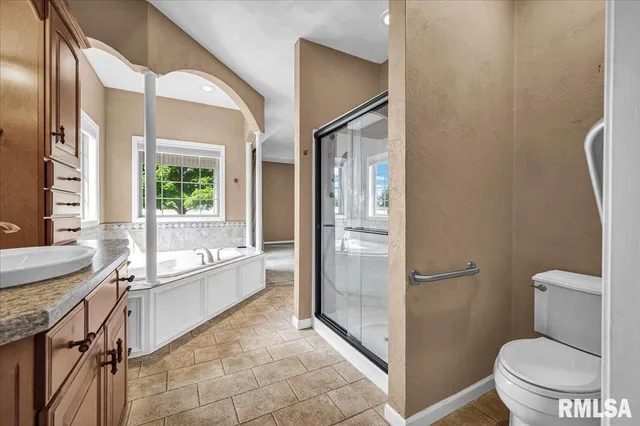 $355,000 | 303 Sycamore Trail, Chillicothe, IL 61523