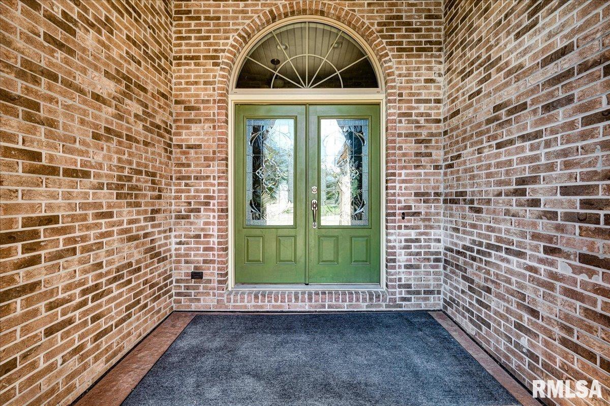 303 Sycamore Trail Chillicothe, IL 61523 - Photo 2 of 44