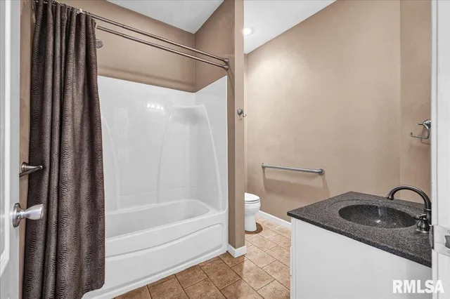 $355,000 | 303 Sycamore Trail, Chillicothe, IL 61523