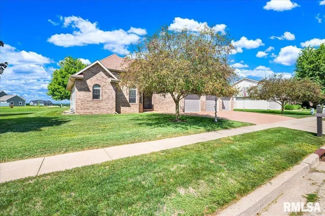 $355,000 | 303 Sycamore Trail, Chillicothe, IL 61523