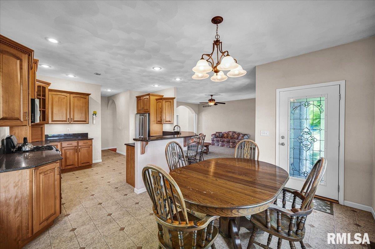 303 Sycamore Trail Chillicothe, IL 61523 - Photo 8 of 44