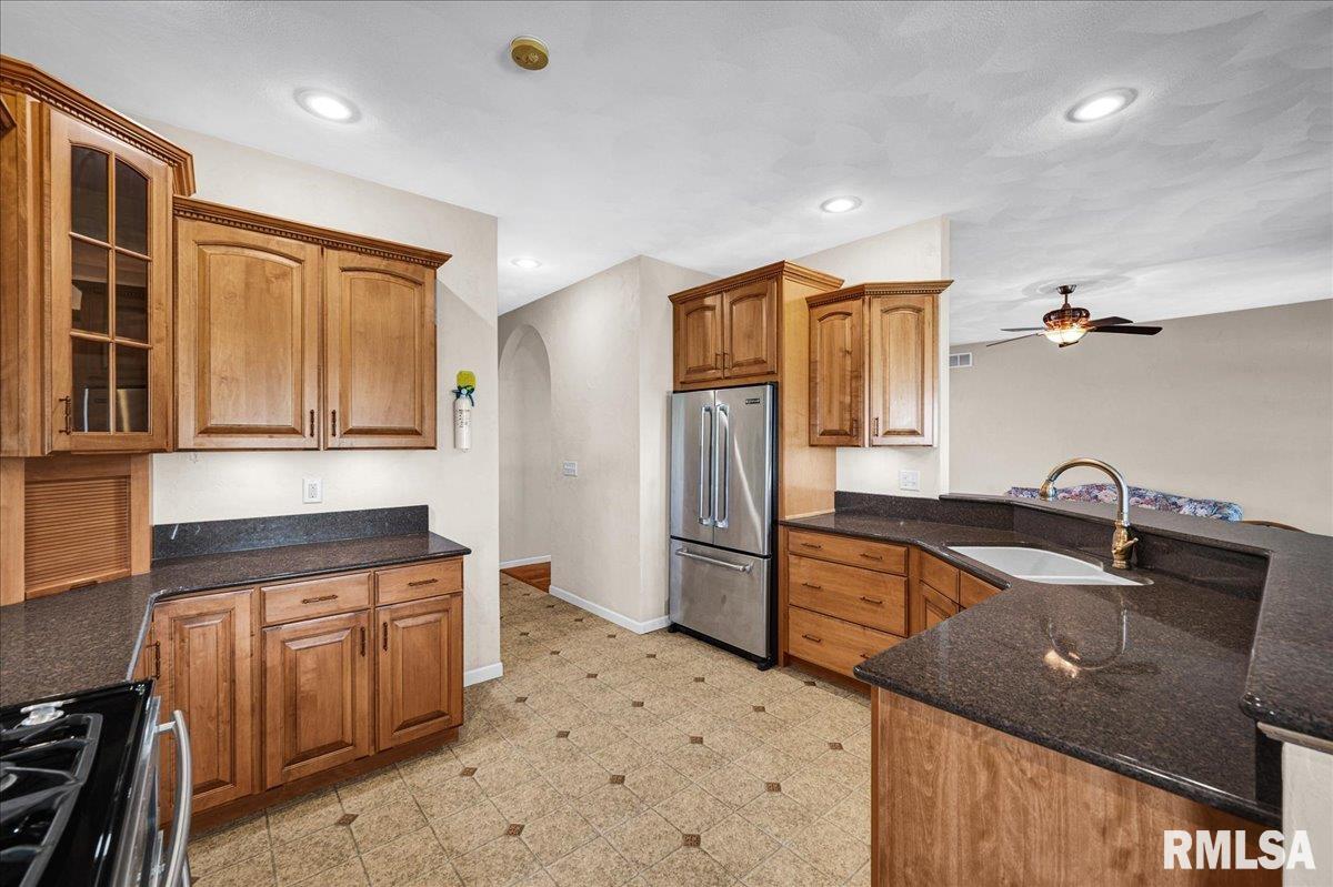 303 Sycamore Trail Chillicothe, IL 61523 - Photo 9 of 44