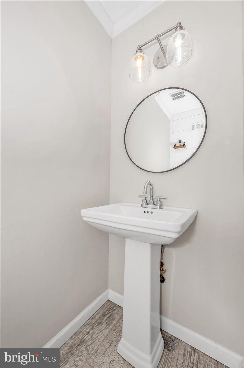 140 Gold Kettle Drive Gaithersburg, MD 20878 - Photo 13 of 35 a bathroom with a sink a mirror and toilet