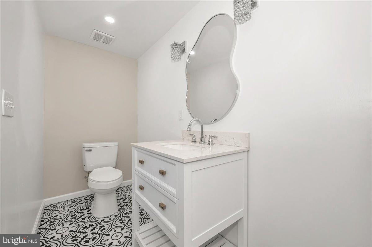 140 Gold Kettle Drive Gaithersburg, MD 20878 - Photo 26 of 35 a bathroom with a sink toilet and a mirror