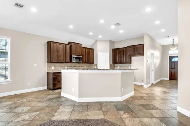 $2,250 | 19043 Minero Lane, Montgomery, TX 77356