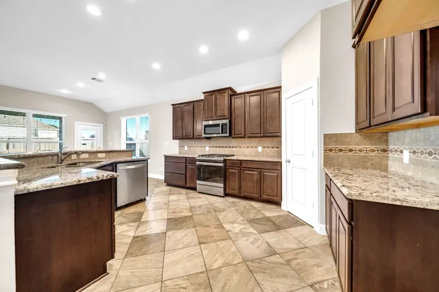 $2,250 | 19043 Minero Lane, Montgomery, TX 77356