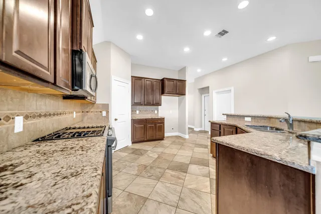 $2,250 | 19043 Minero Lane, Montgomery, TX 77356