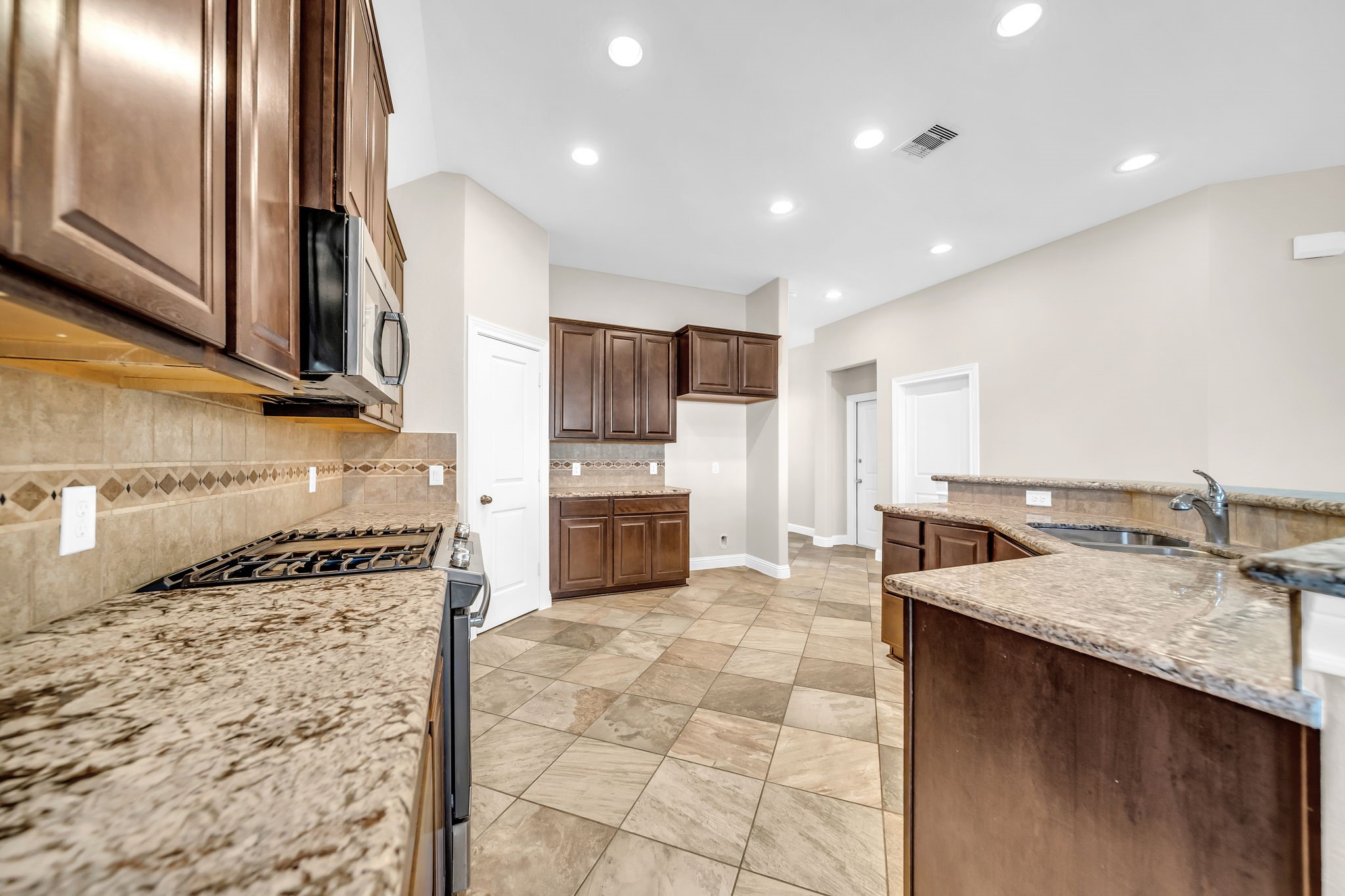 19043 Minero Lane Montgomery, TX 77356 - Photo 7 of 26 Gas range is a delight when cooking.