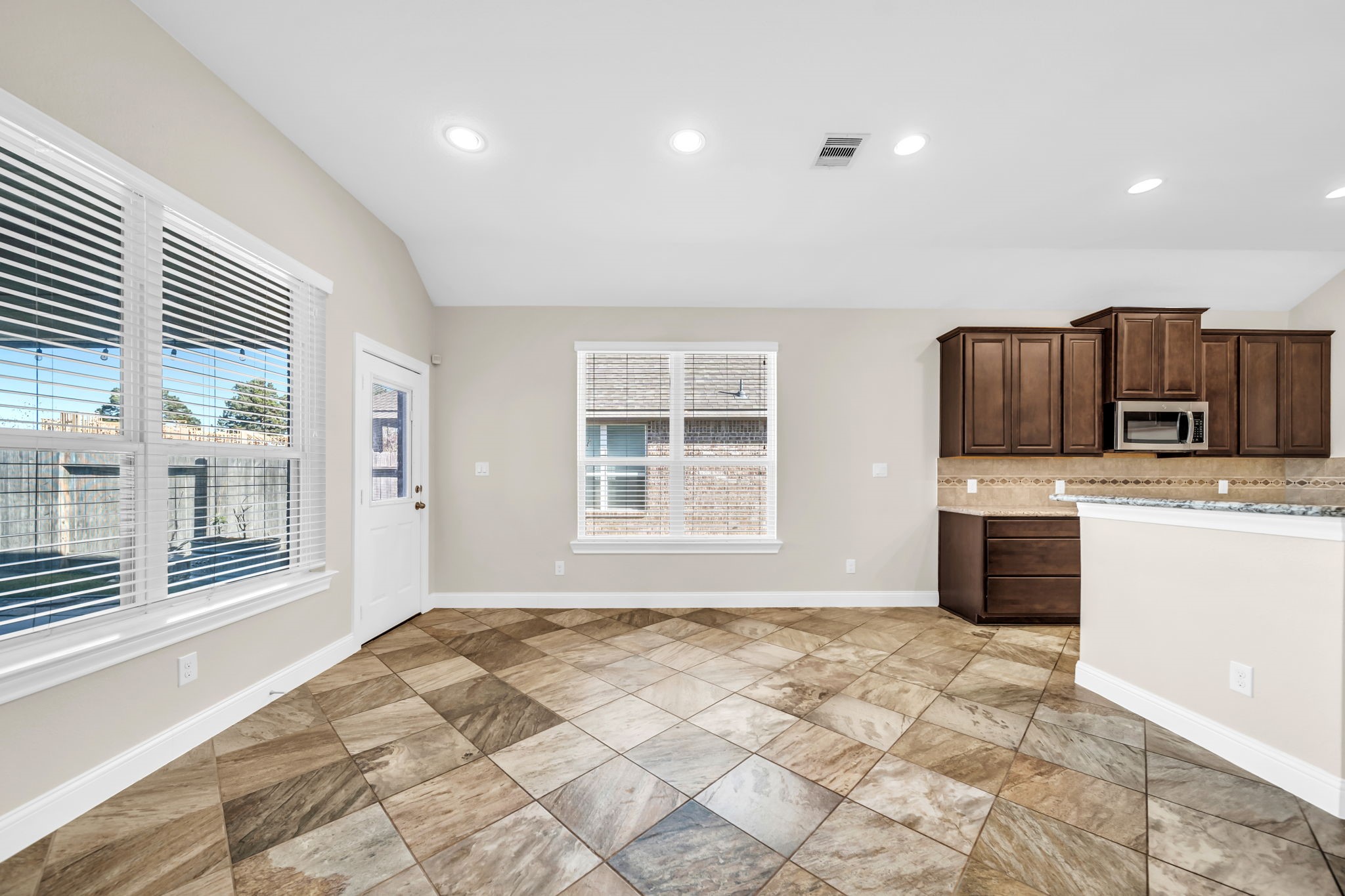 19043 Minero Lane Montgomery, TX 77356 - Photo 8 of 26 Breakfast dining space just off the kitchen also opens to the living room.